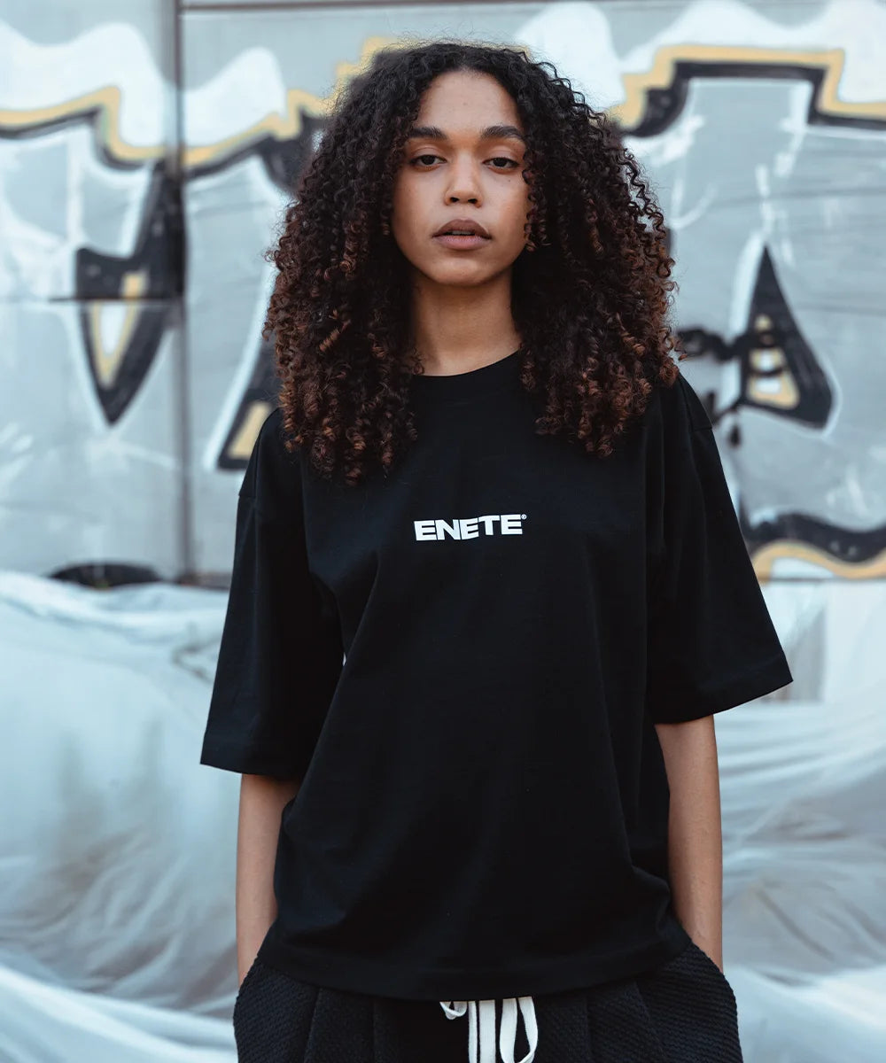 ENETE Be Unique - Negra – Short Sleeve Boxy - Daily Garments