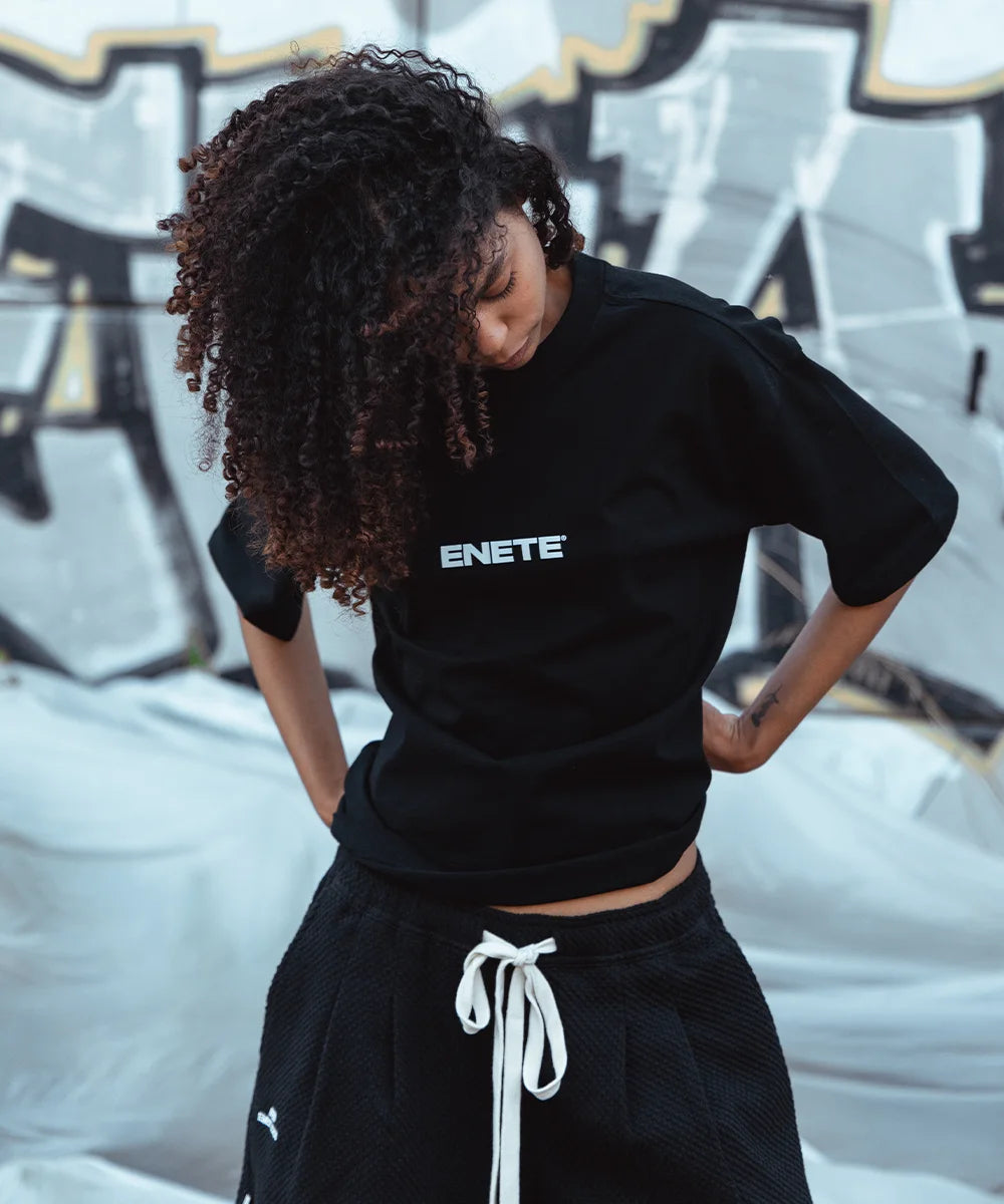 ENETE Be Unique - Negra – Short Sleeve Boxy - Daily Garments